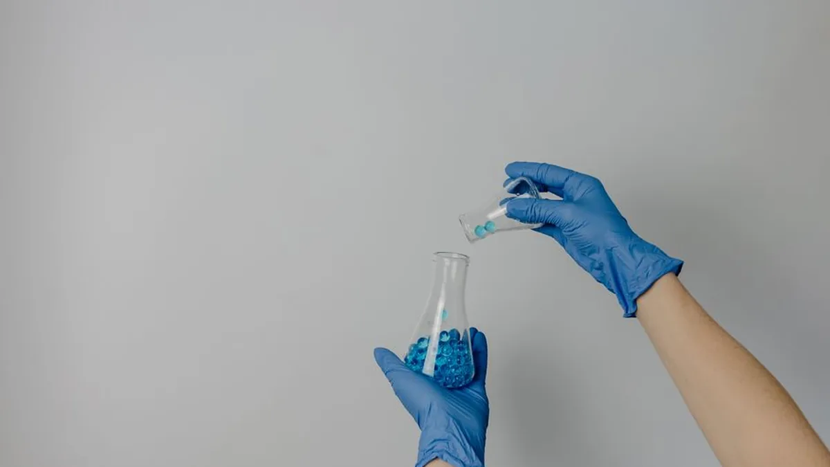 ZYN masterbatch compounding equipment showing pre-mix stage with pigment and carrier resin pellets