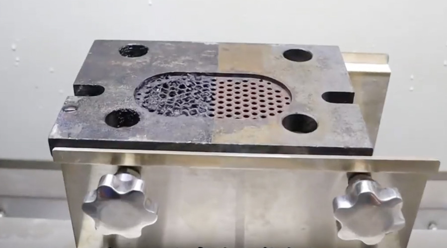 Cleaning extruder filter screen